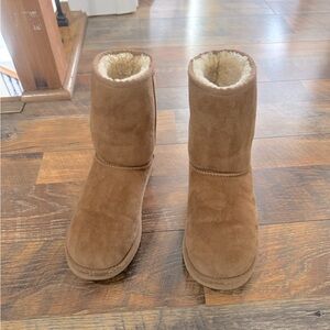 Girls Ugg Australia boots. Size y5. Chestnut.